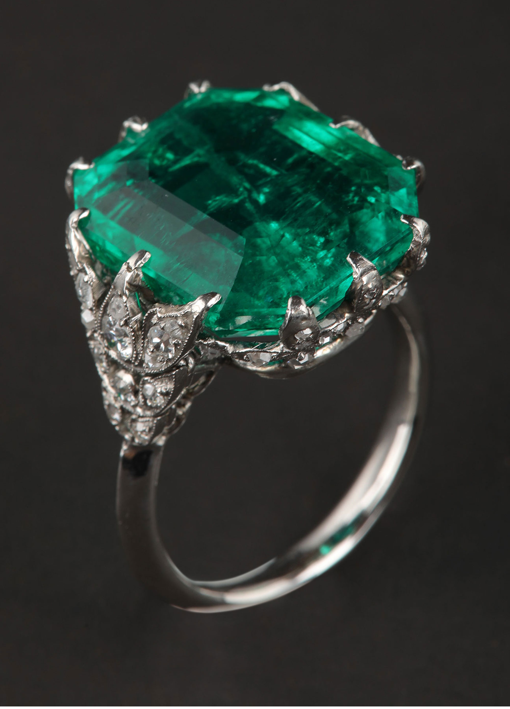 独角鹿西洋古董1970年代欧洲出品铂金镶嵌12.853克拉无油哥伦比亚祖母绿配钻石戒指