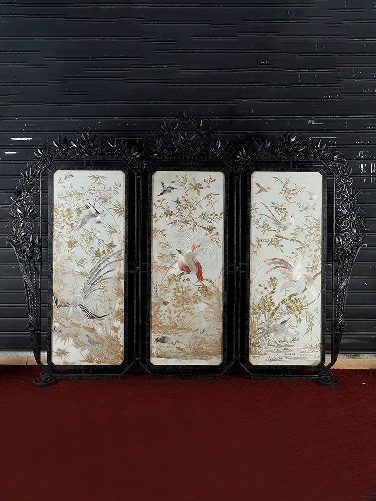 独角鹿西洋古董19世纪中国出品传统「五伦图」主题白缎地粤绣屏风