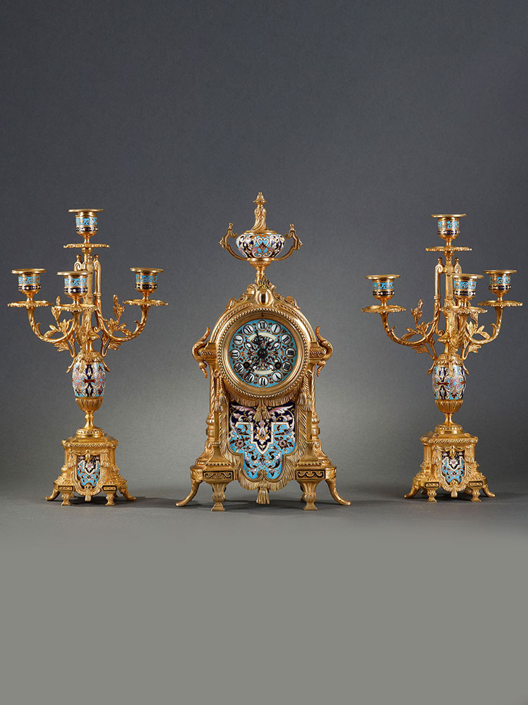 独角鹿西洋古董19世纪晚期法国出品新古典主义风格铜鎏金精雕镶嵌錾胎珐琅座钟烛台三件套