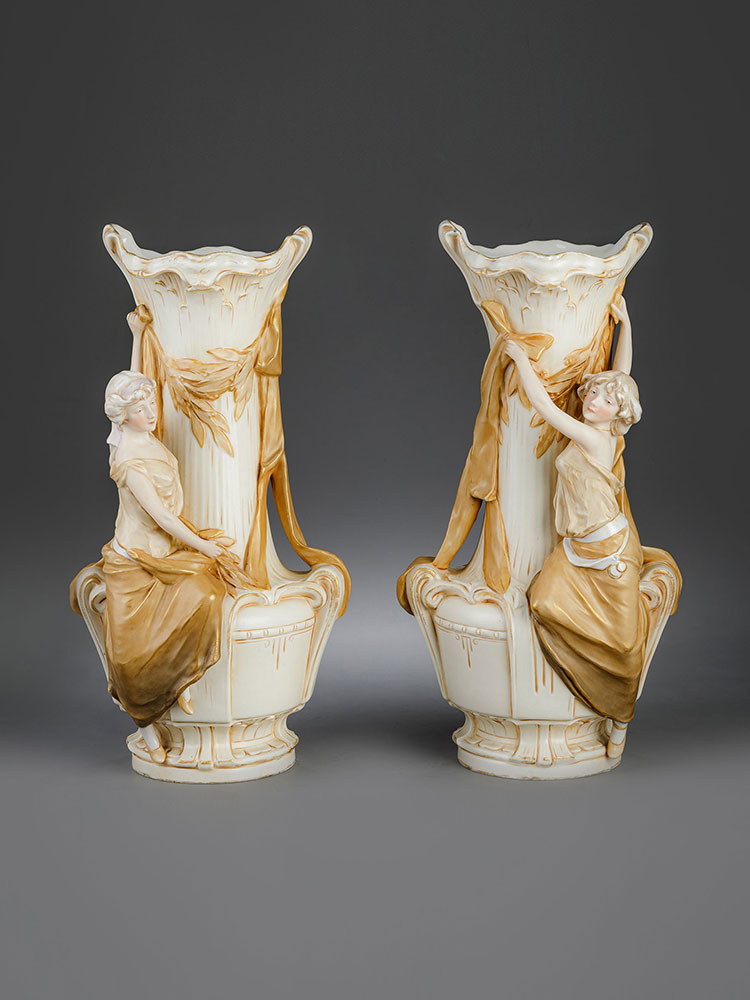 独角鹿西洋古董20世纪早期捷克Royal Dux瓷窑出品新艺术风格少女花卉主题陶瓷花瓶一对