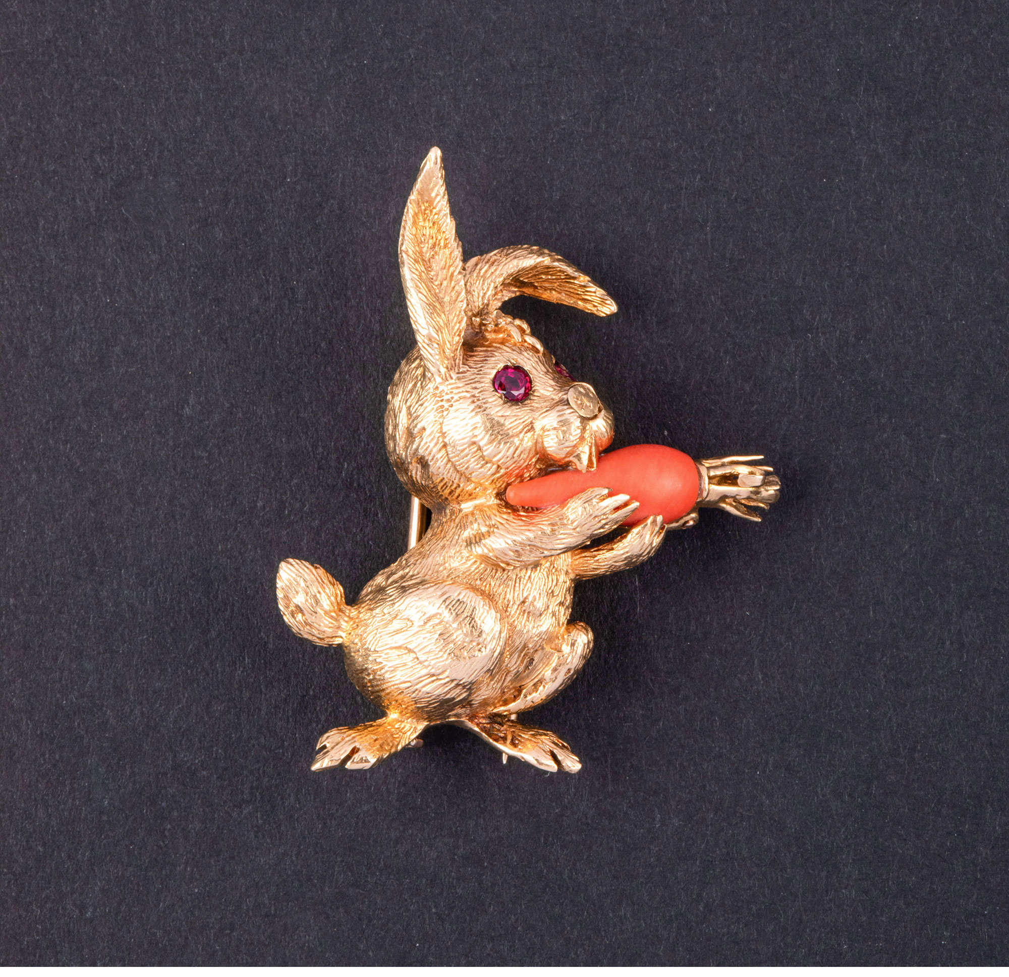 独角鹿西洋古董1960年代法国出品18K黄金镶嵌红宝石珊瑚精雕兔子造型胸针