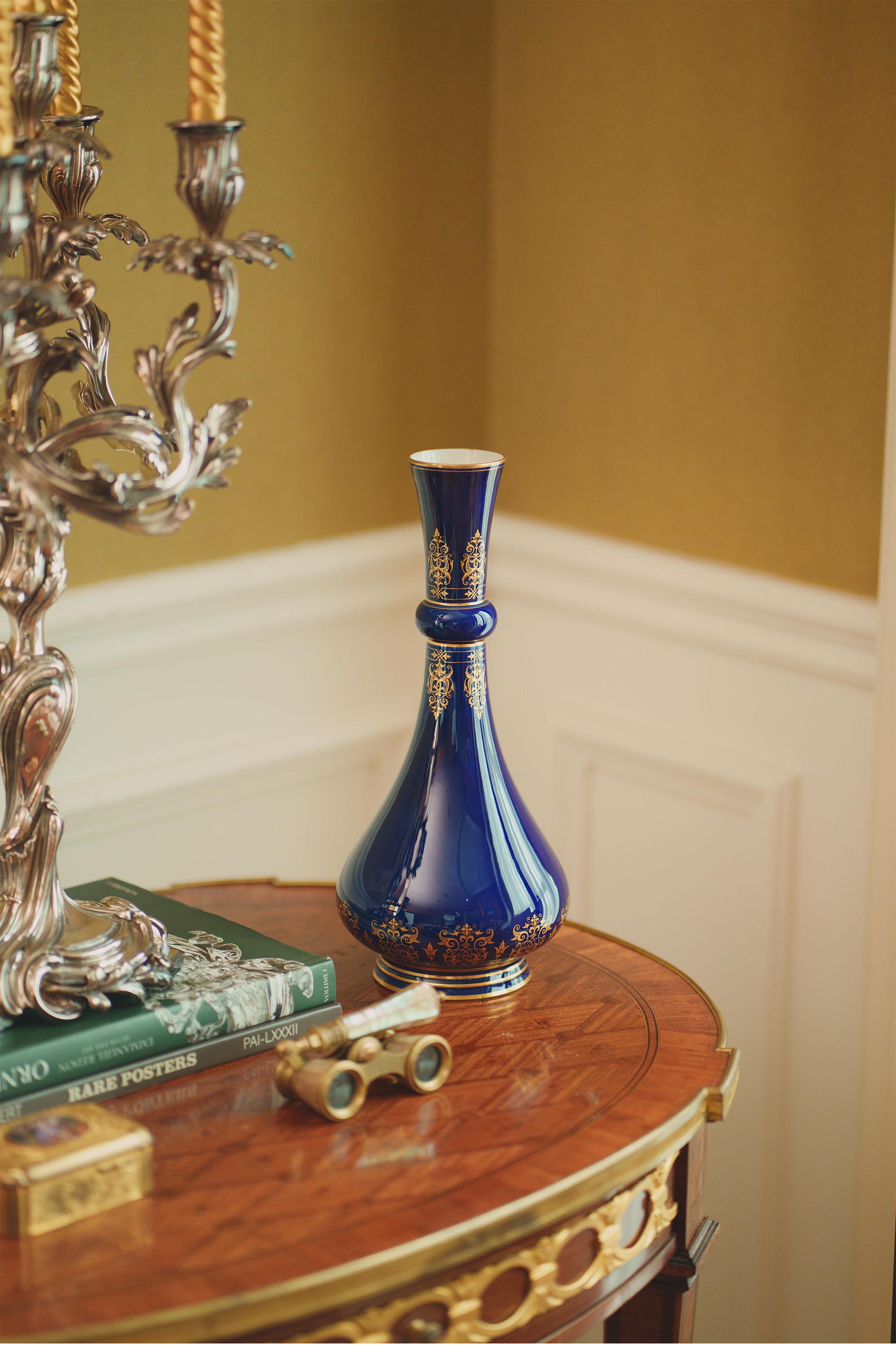 独角鹿西洋古董1884年代法国御窑塞弗尔签名出品帝王蓝釉手绘描金瓷瓶一对