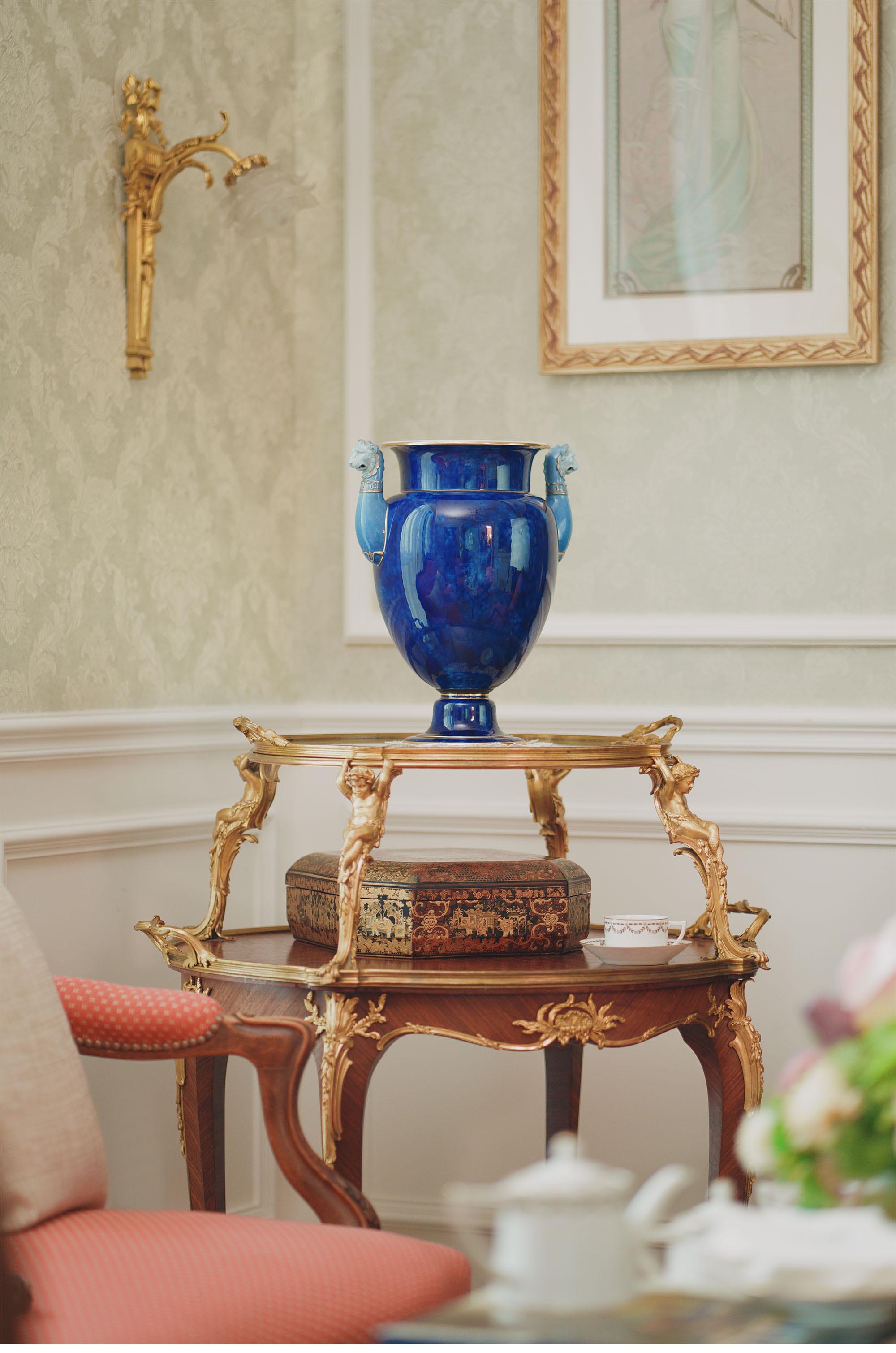 独角鹿西洋古董1898年代法国御窑塞弗尔签名出品手绘描金月白釉狮头双耳云朵蓝瓷瓶
